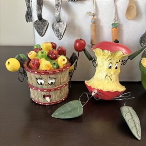 WMG Anthropomorphic Shelf sitters Apples Full set of 8 18 img 2027